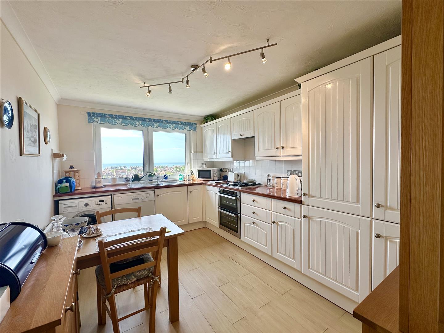 2 bed property in De La Warr Road, Bexhill-On-Sea